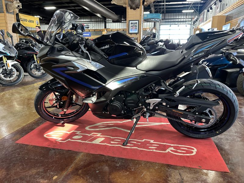 2025 Kawasaki NINJA 500 SE ABS METALLIC FLAT SPARK BLACK AND METALLIC SPARK BLACK AND METALLIC MOONDUST GRAYImage 18