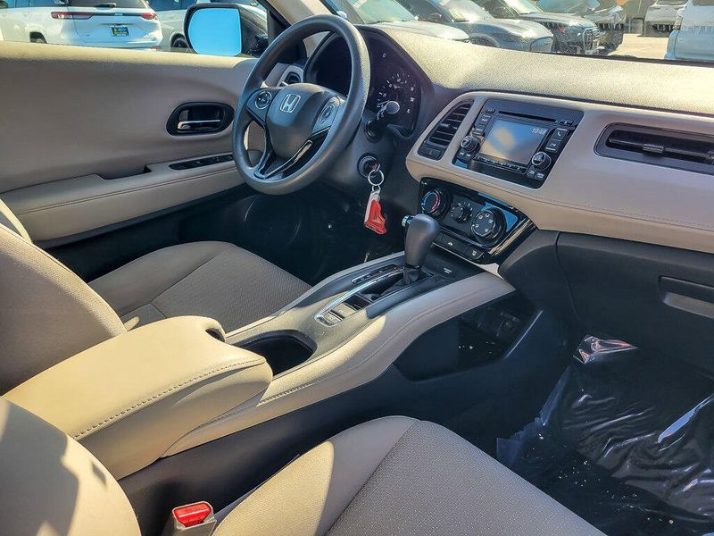 2017 Honda HR-V LX photo 22