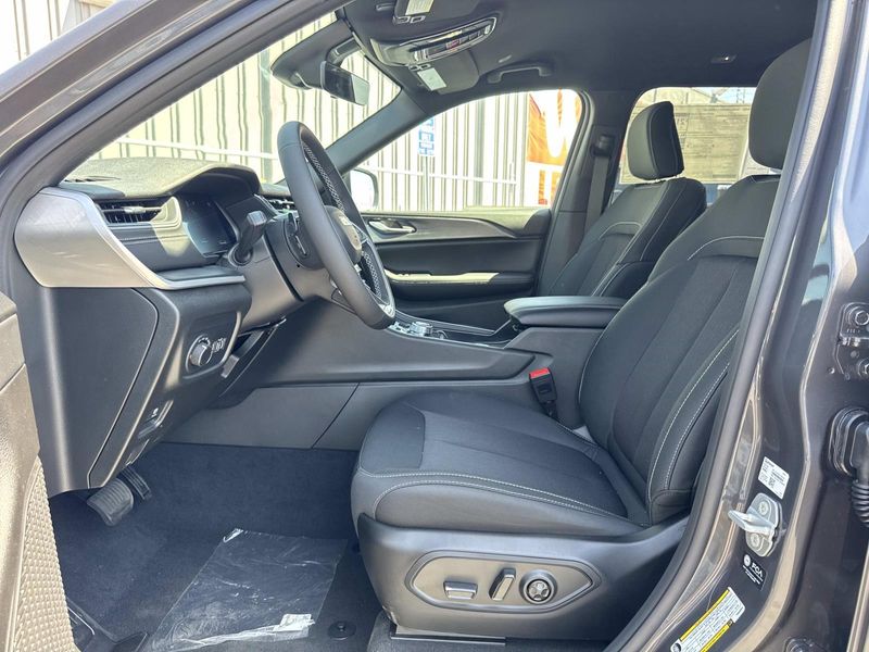 New 2026 Jeep Grand Cherokee L Laredo 4x2