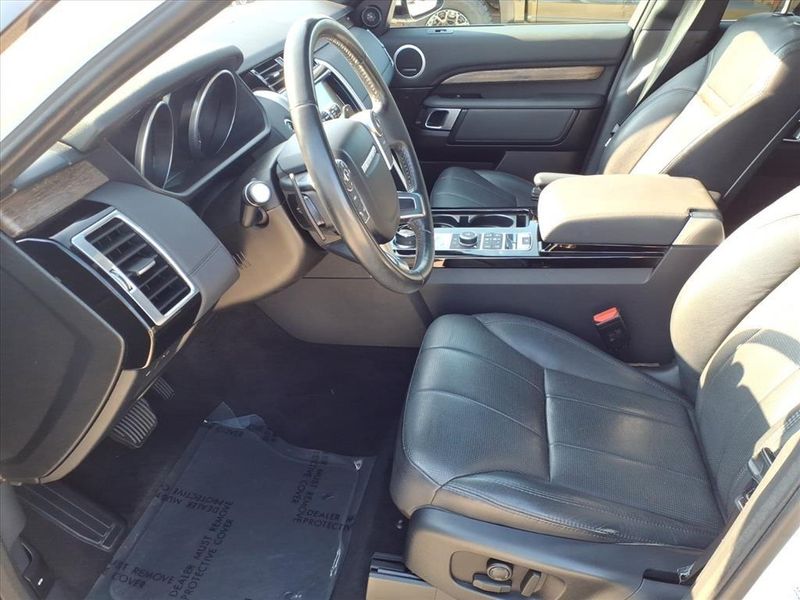 Used 2017 Land Rover Discovery HSEImage 21