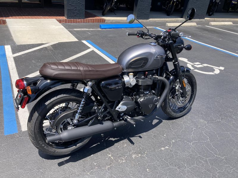 2025 Triumph BONNEVILLE T120 BLACK
