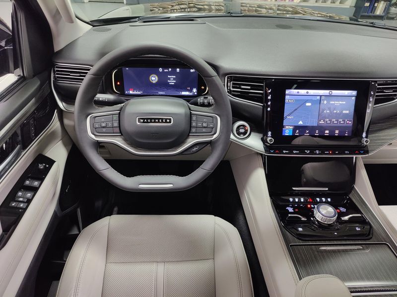 2024 Jeep Wagoneer Series III Premium 4x4 w/Conv/RSEImage 26