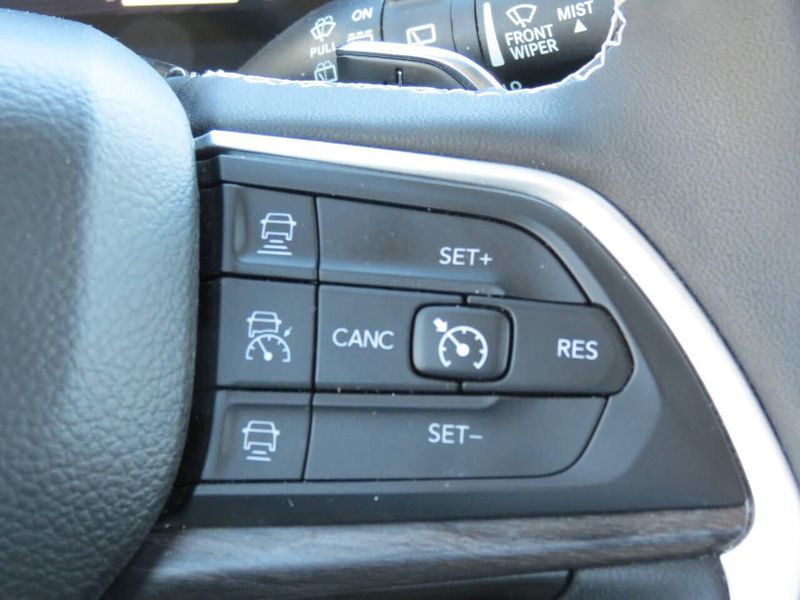 Used 2023 Jeep Grand Cherokee L Limited 4x4 4dr SUVImage 13