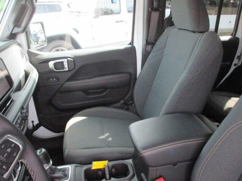 Used 2025 Jeep Wrangler SaharaImage 21