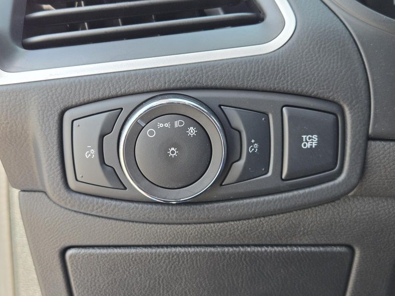 Used 2023 Ford Edge SE AWD