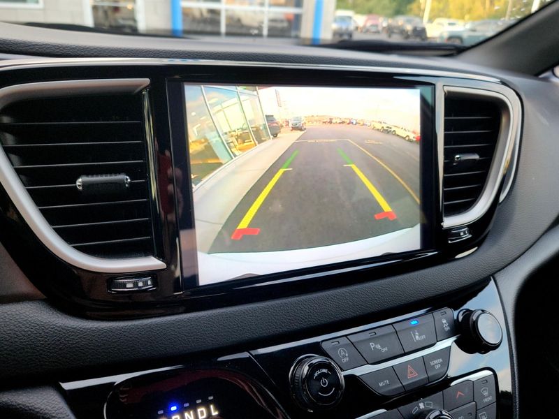 Used 2025 Chrysler Pacifica Select