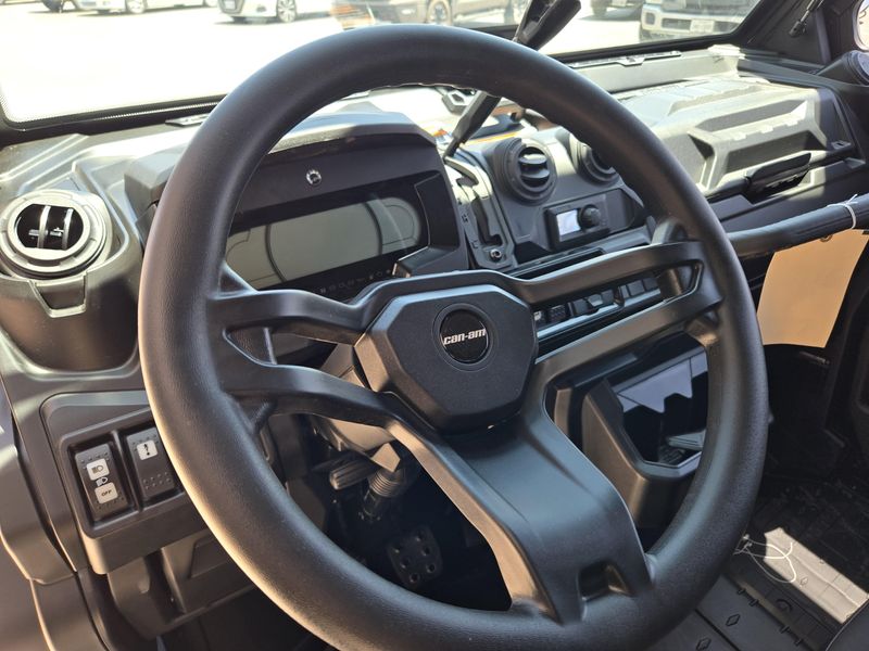 2025 Can-Am DEFENDER MAX LIMITED CAB HD10 DESERT TAN AND STEALTH BLACK Image 11