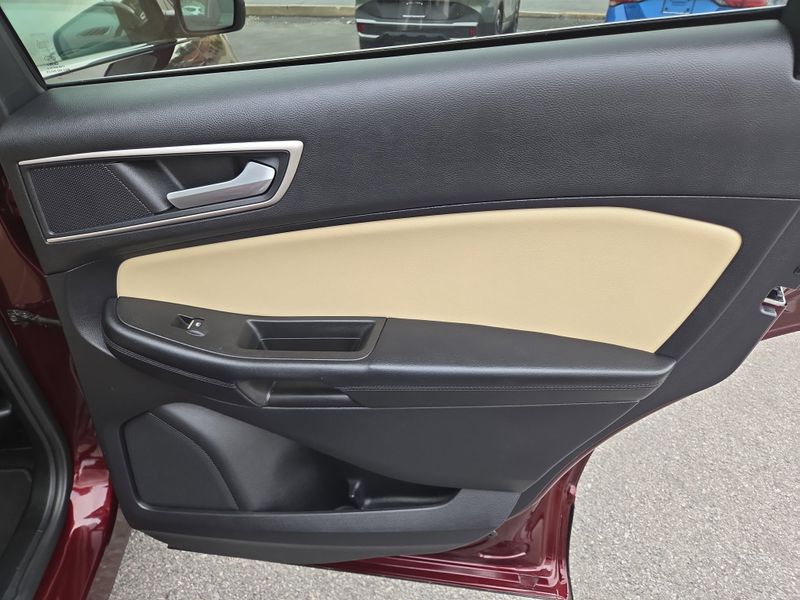 2022 Ford Edge SEL photo 19