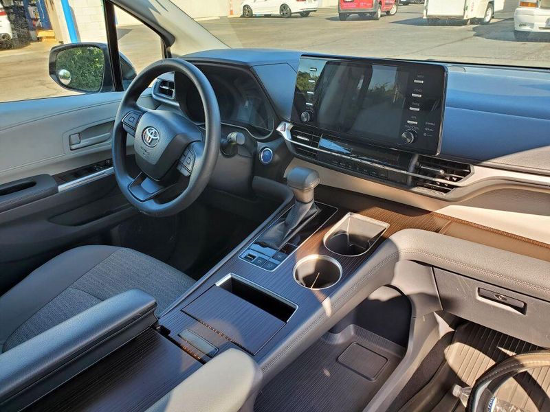 Used 2023 Toyota Sienna LEImage 4