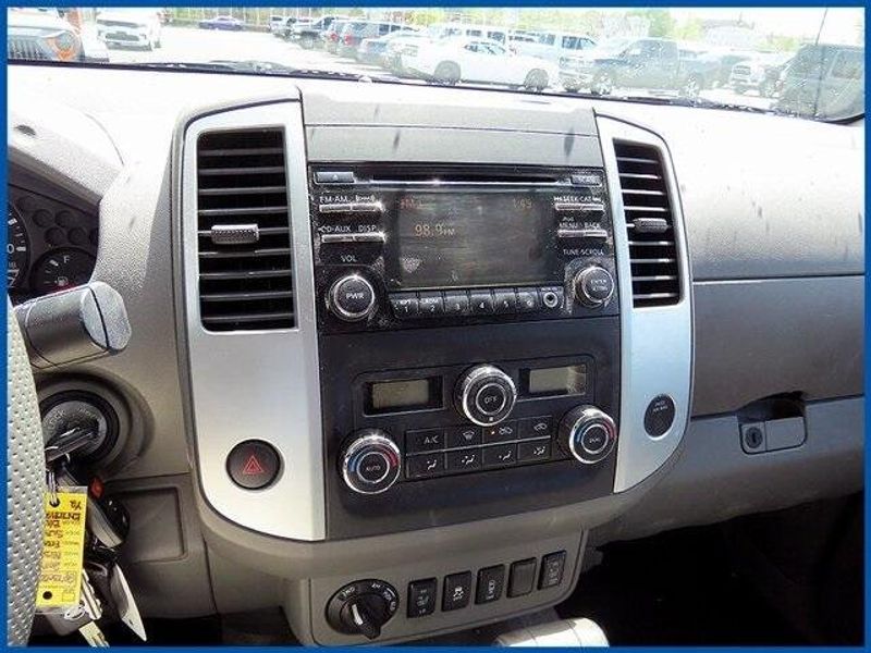 2014 Nissan Frontier SVImage 16