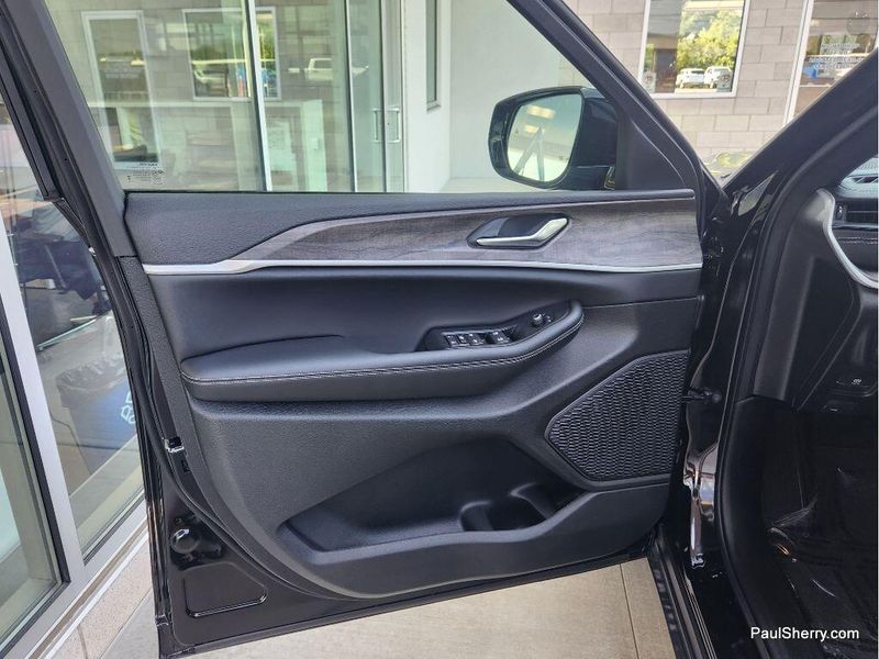 New 2026 Jeep Grand Cherokee L Laredo Altitude 4x4