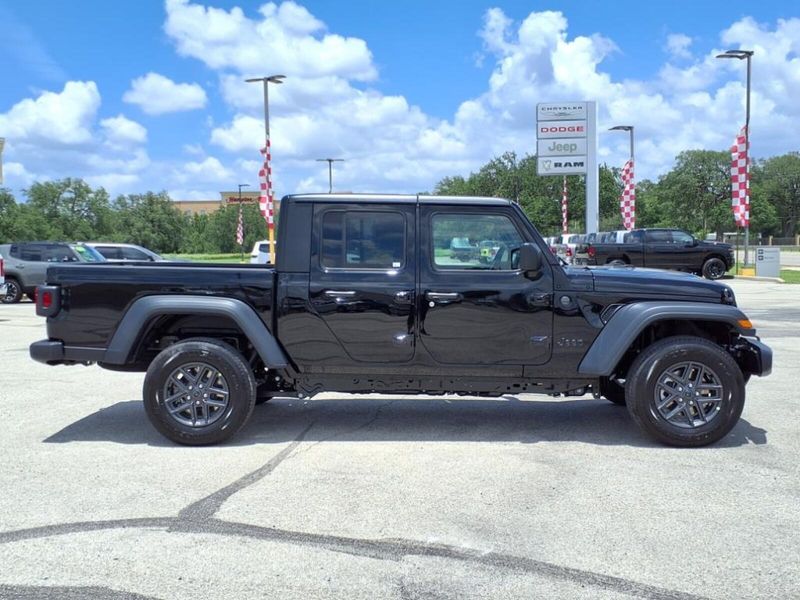 2025 Jeep Gladiator Sport S photo 2