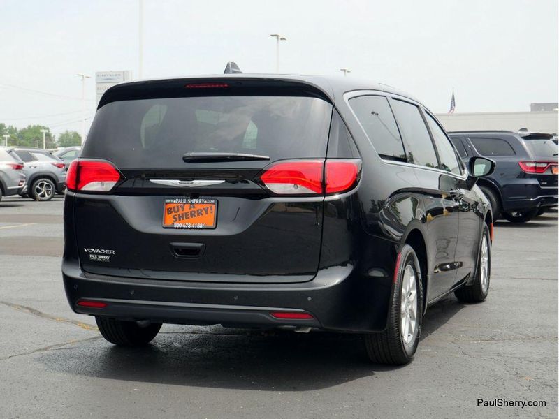 New 2025 Chrysler Voyager LxImage 12