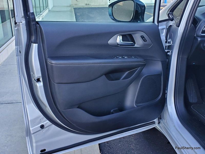 New 2026 Chrysler Pacifica Select