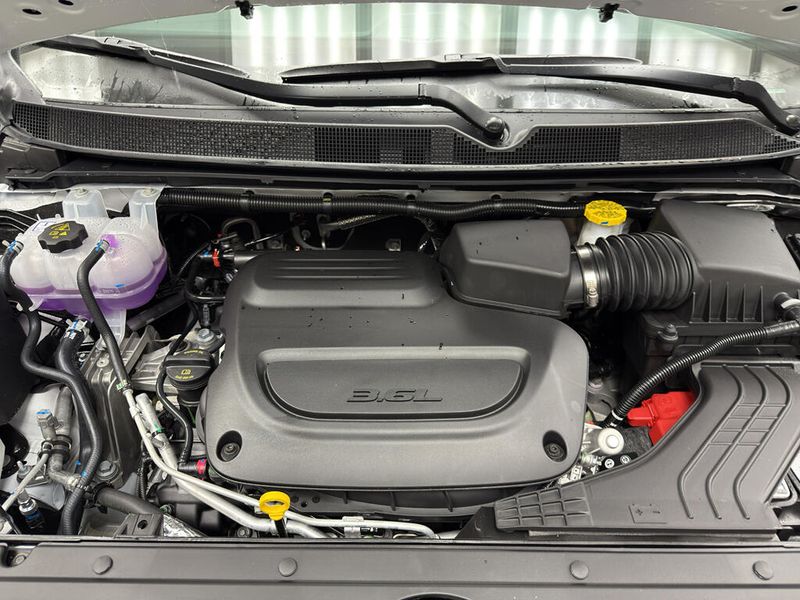 New 2026 Chrysler Pacifica Limited AwdImage 6