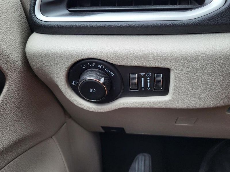 2023 Chrysler Pacifica Touring LImage 10