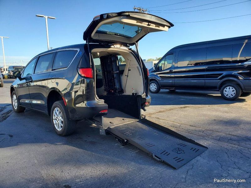 2022 Chrysler Voyager LXImage 15