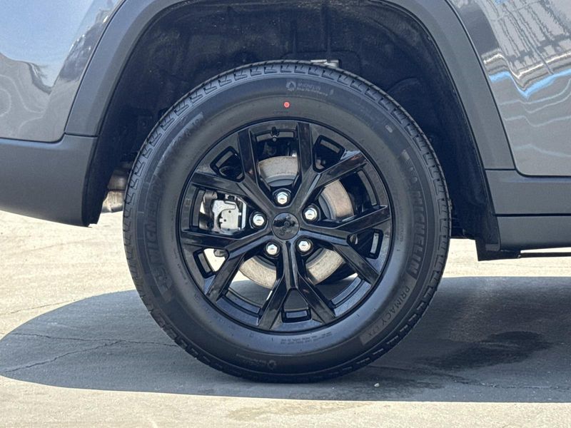 New 2026 Jeep Grand Cherokee Laredo Altitude 4x2