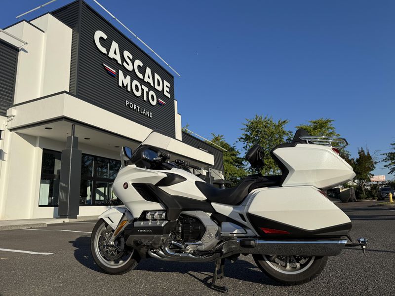 2018 Honda Gold Wing Tour - PEARL WHITE - WITH TRAVEL TRAILER 