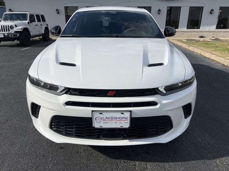 2024 Dodge Hornet R/T Eawd in a Q Ball exterior color and Blackinterior. Lakeshore CDJR Seaford 302-213-6058 lakeshorecdjr.com 