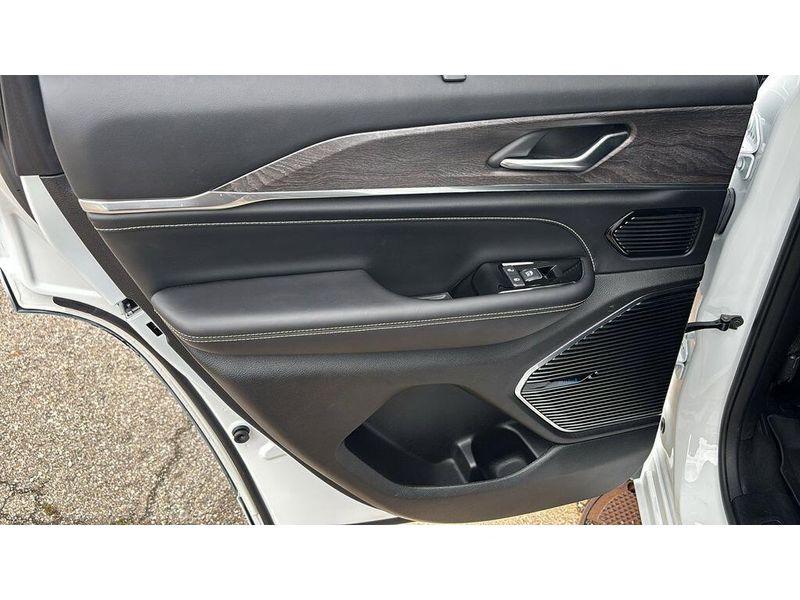 Used 2022 Jeep Grand Cherokee OverlandImage 11