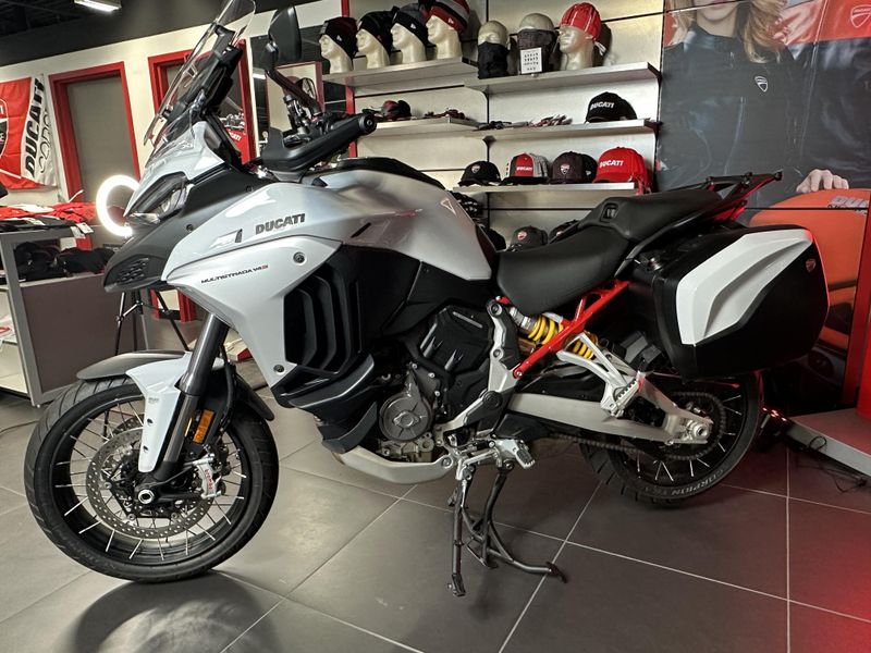 2023 Ducati MULTISTRADA V4S in a ICEBERG WHITE exterior color. Cross Country Cycle 201-288-0900 crosscountrycycle.net 