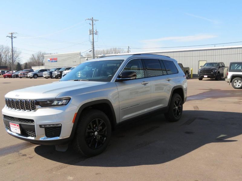 2022 Jeep Grand Cherokee L Limited 4x4 4dr SUVImage 5