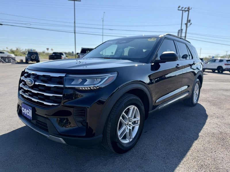 2025 Ford Explorer photo 4