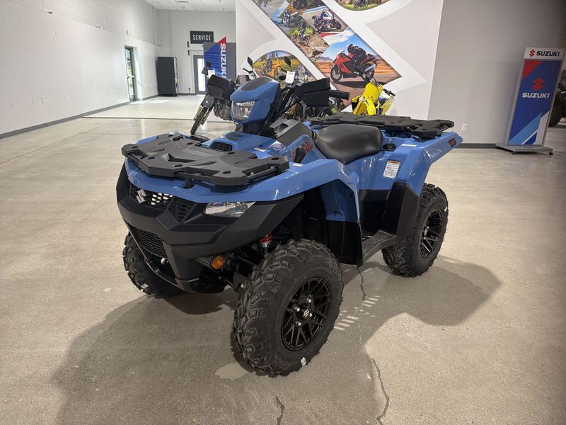 New 2025 Suzuki KINGQUAD 500 AXI POWER STEERING SE  in a BLUE exterior color. Victorville Del Amo Motorsports 760-241-7387 delamomotorsportsofvictorville.com 