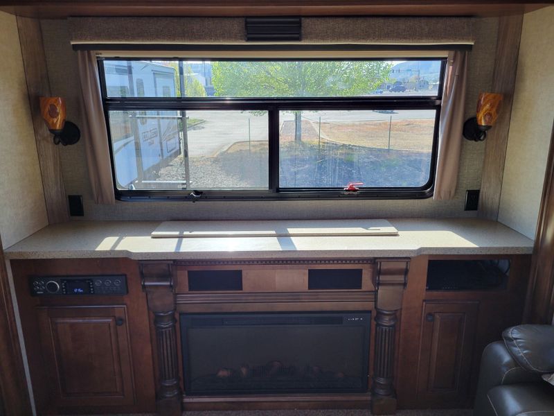 Used 2016 HEARTLAND BIG HORN 3010RE Image 18