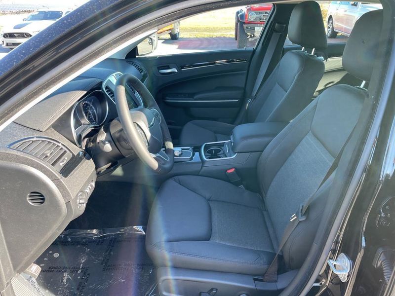 2023 Chrysler 300 Touring photo 11