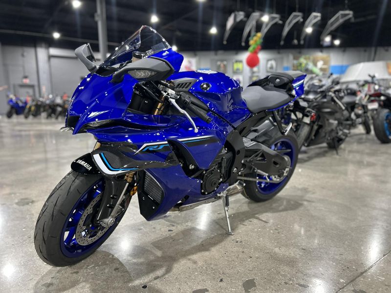 New 2025 Yamaha YZF-R1 Image 4