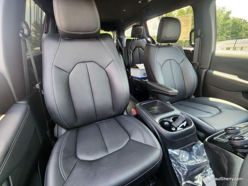 New 2025 Chrysler Voyager LXImage 43