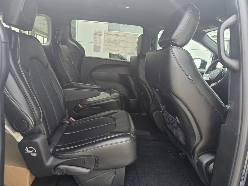 2025 Chrysler Pacifica SelectImage 12