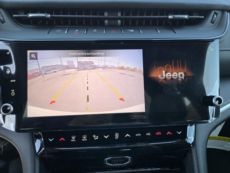 New 2026 Jeep Grand Cherokee Laredo Altitude 4x4
