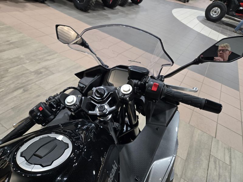 2025 Kawasaki NINJA 500 SE ABS METALLIC FLAT SPARK BLACK AND METALLIC SPARK BLACK Image 11