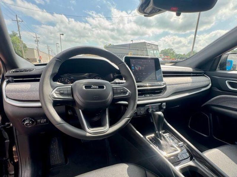 Used 2025 Jeep Compass LatitudeImage 9