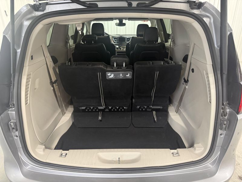 Used 2018 Chrysler Pacifica Touring LImage 5
