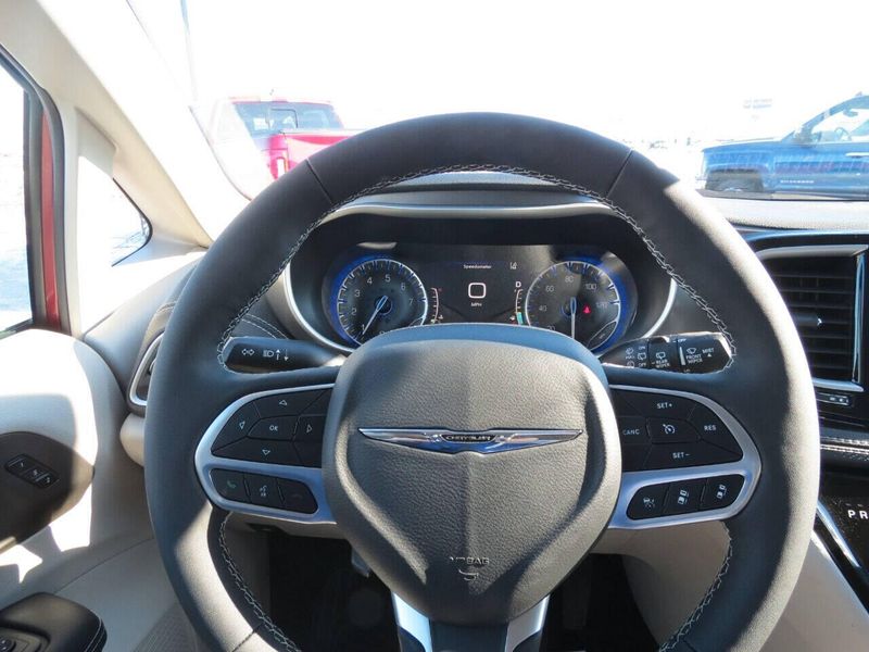 Used 2023 Chrysler Pacifica Touring L 4dr Mini VanImage 7