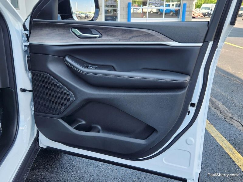 New 2026 Jeep Grand Cherokee L Laredo Altitude 4x4