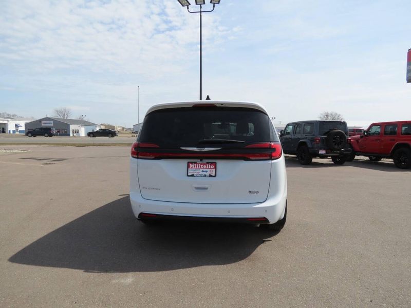 New 2026 Chrysler Pacifica SelectImage 6