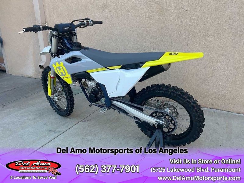 2024 HUSQVARNA FC 250  in a WHITE exterior color. Del Amo Motorsports of Los Angeles (562) 262-9181 delamomotorsports.com 