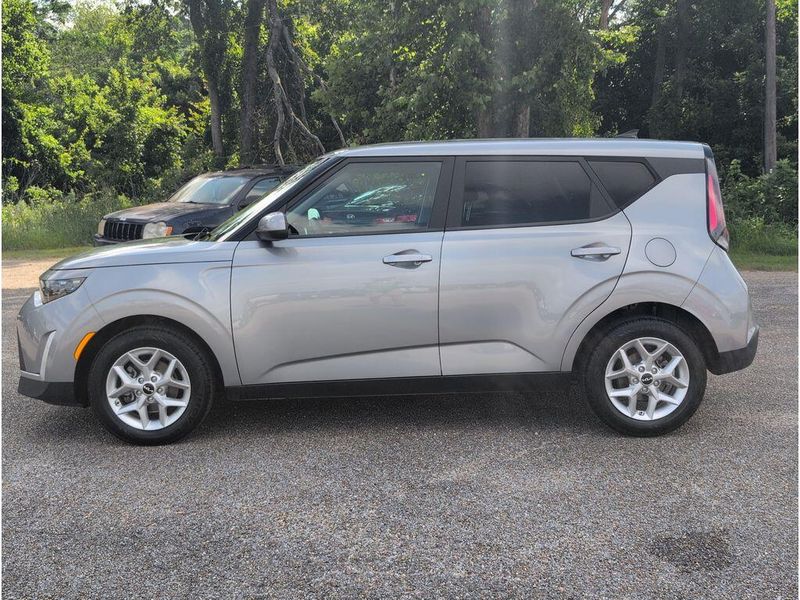 Used 2024 Kia Soul LXImage 2
