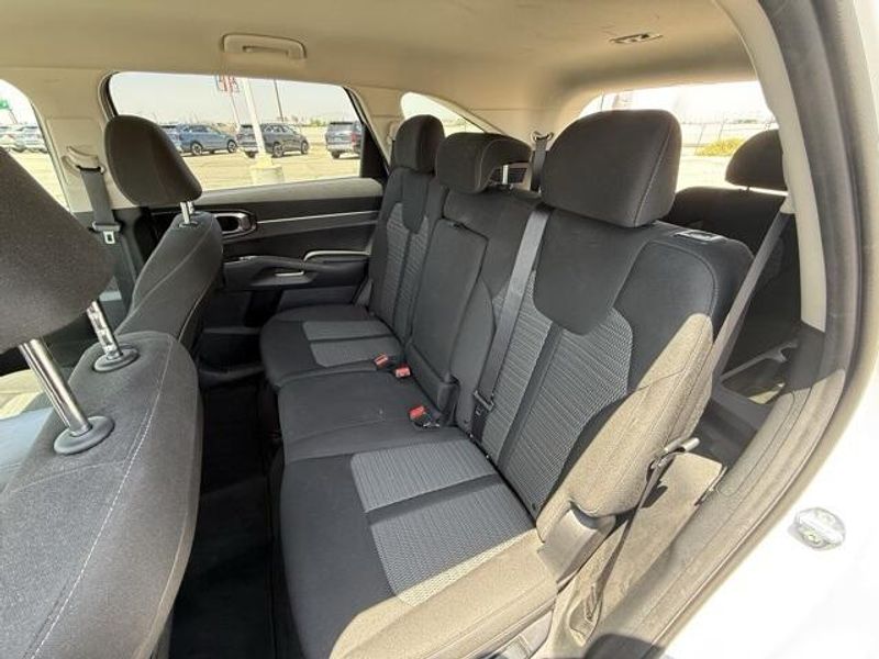 2021 Kia Sorento LXImage 9