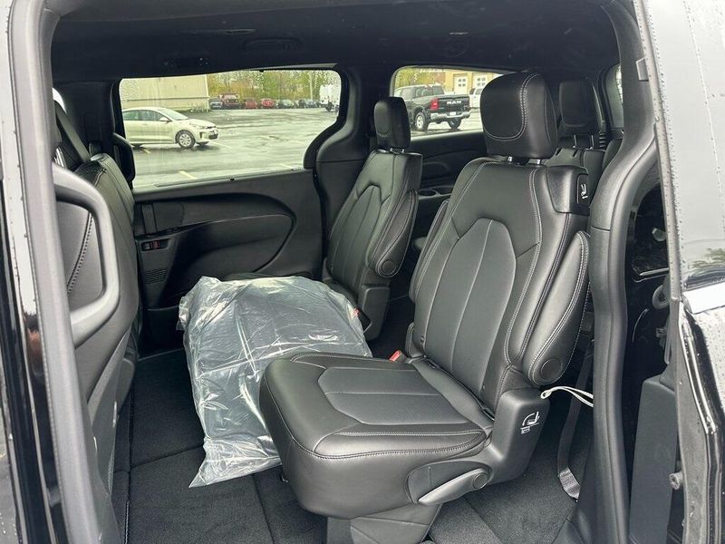2025 Chrysler Pacifica SelectImage 13