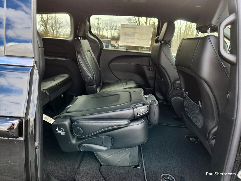 New 2026 Chrysler Voyager Lx