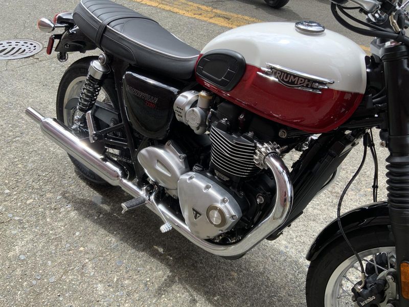 2025 Triumph BONNEVILLE T120
