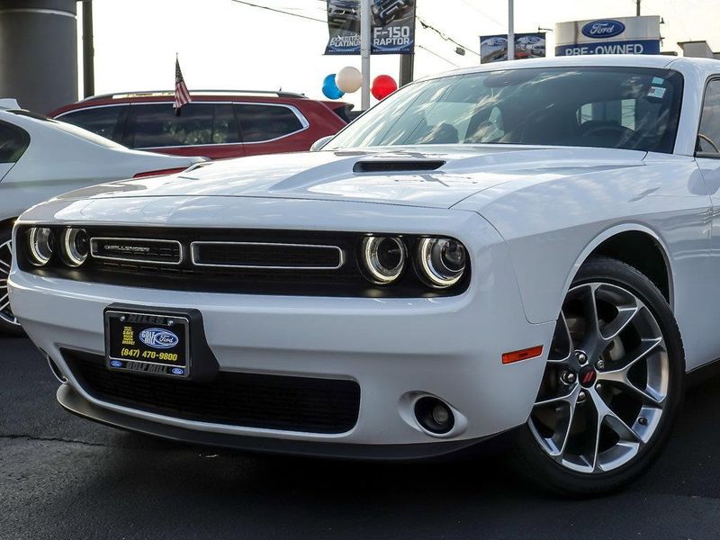 2022 Dodge Challenger SXT photo 2