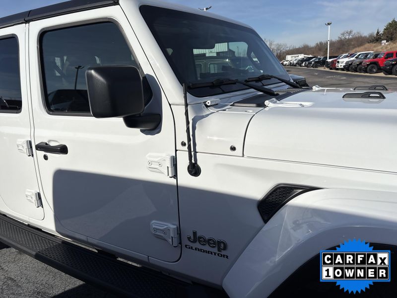Used 2022 Jeep Gladiator OverlandImage 4