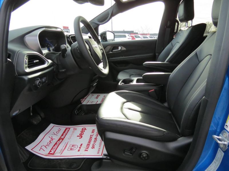 New 2026 Chrysler Pacifica Select AwdImage 8